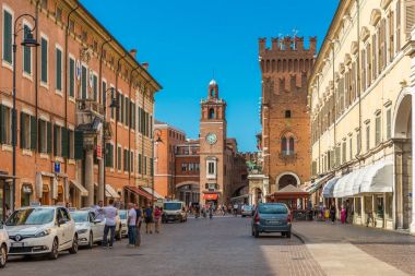 Ferrara, İtalya: Ferrara, Merkez Sokağı. Taksi taksi ve sürücüleri onları yakın. İnsanlar şehrin tarihi bölümünde
