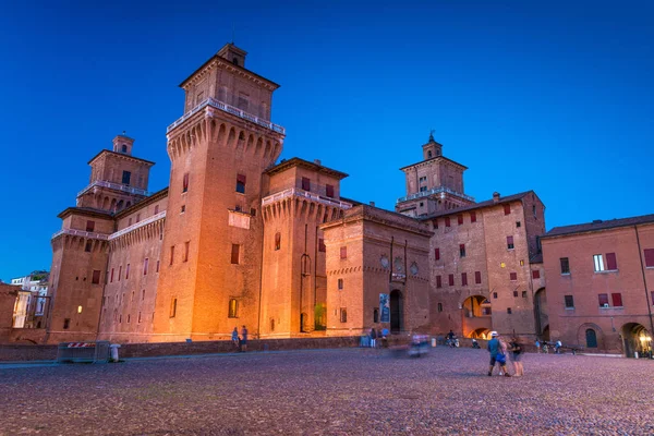 Ferrara, Italien: Slott av Ferrara (Castello Estense) på kvällen — Stockfoto