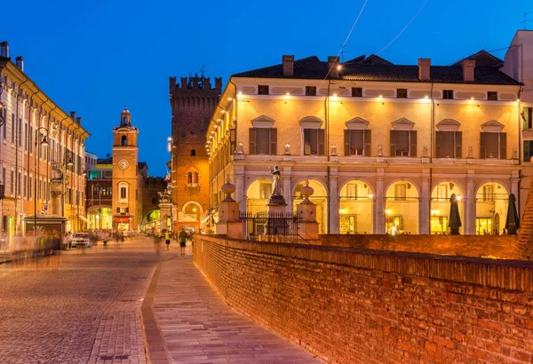 페라라의 역사적인 센터의 페라라, 이탈리아: 저녁 보기. 조명된 오래 된 건축 그리고 도시 랜드마크입니다. 긴 노출 사진 — 스톡 사진