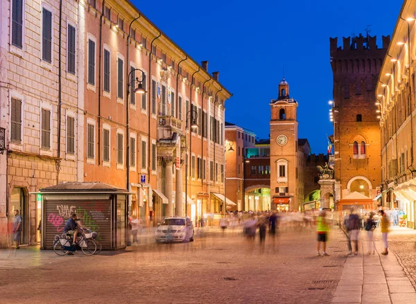 Феррара, Италия: Вид на центральную улицу Феррары вечером. Исторический центр города. Длительная фотография — стоковое фото