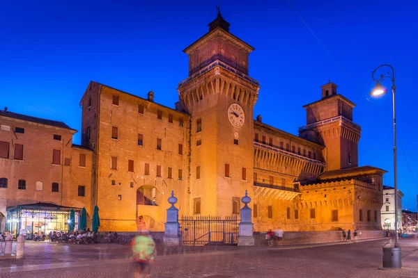 Ferrara, Emilia Romagna, Italien: Visa av Estense slottet vid tidpunkten för kvällen (Castello Estense eller Castello di San Michele ) — Stockfoto