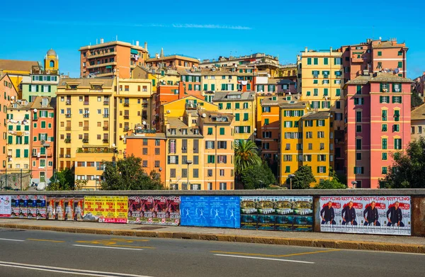 Genua (Genova), Ligurië, Italië: Gekleurde huizen in de stijl van de traditionele architectuur — Stockfoto