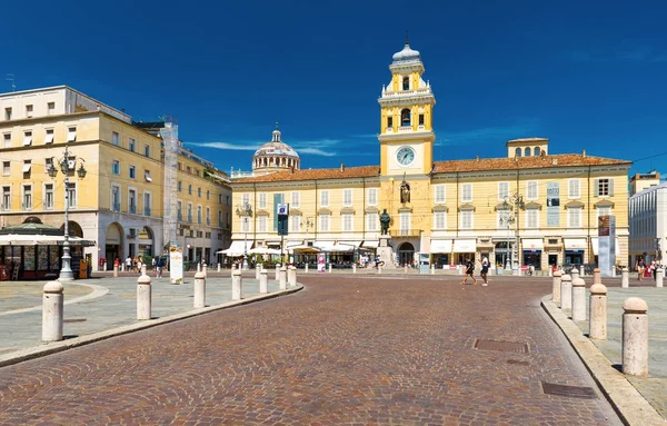 Parma, italien: blick auf den gouverneurspalast und das denkmal von giuseppe garibaldi im zentrum von parma, der berühmten italienischen stadt — Stockfoto