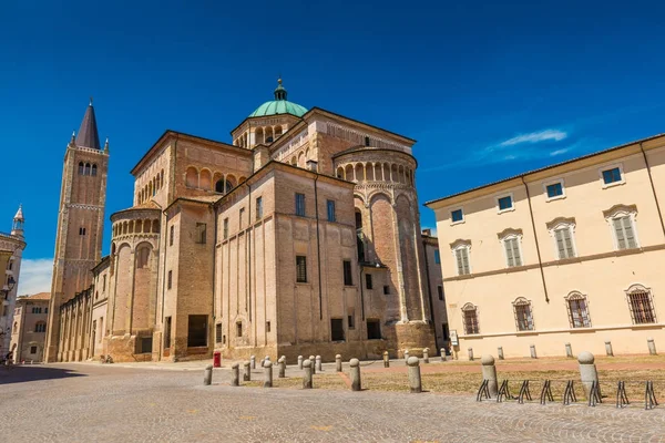 Parma, Italien: Blick auf die Kathedrale von Parma, die der Himmelfahrt der seligen Jungfrau Maria gewidmet ist — Stockfoto