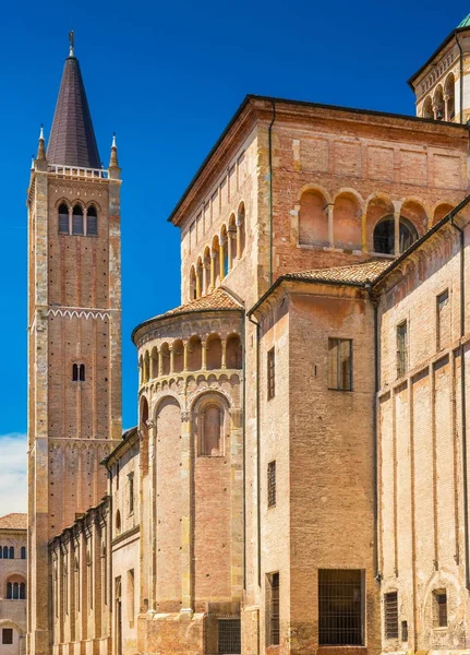 Parma, Italië: Uitzicht op de kathedraal van Parma — Stockfoto