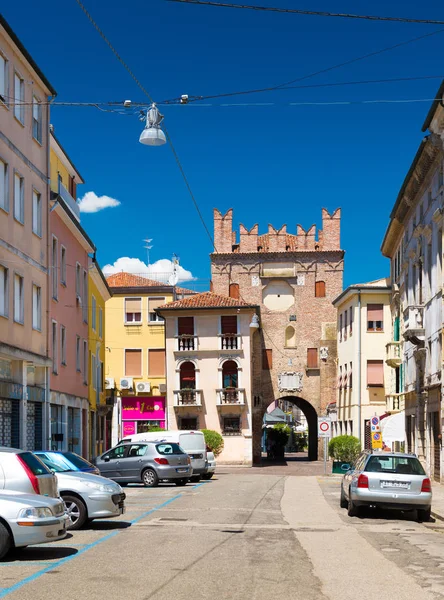 Rovigo, Italië: Uitzicht op de oude toren met arch, de omliggende gebouwen en de geparkeerde auto 's — Stockfoto