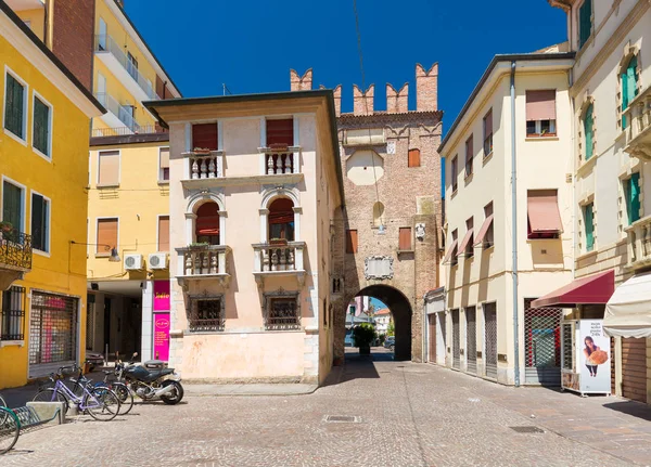 Rovigo, italien: wohnhäuser und der alte turm aus rotem ziegel, historisches zentrum von rovigo — Stockfoto