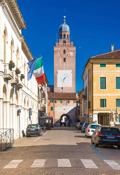 Castelfranco veneto, italien: blick auf den bürgerturm (torre civica) und die umgebung — Stockfoto