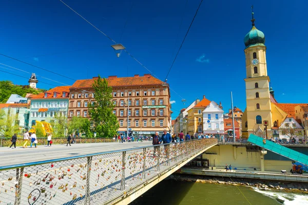 Graz, Avusturya: Eski şehir merkezi görünümünü güneşli. Fransisken Kilisesi ve eski tarihi binaların turuncu çatı 