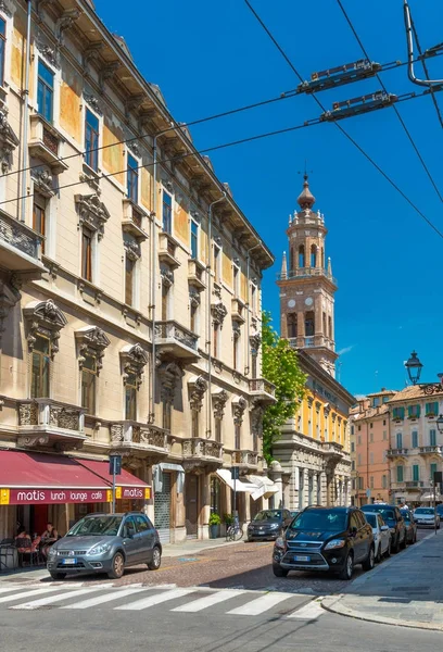 Parma, Italia: Una de las calles en el centro de Parma. Coches aparcados en la calle con arquitectura tradicional italiana — Foto de Stock