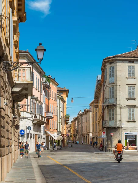 Reggio Emilia, Italië: Man op een scooter rijdt richting de stad centrum van Reggio Emilia — Stockfoto