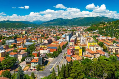 Brescia, İtalya: Hava şehir panoraması. Güzel yaz manzara. Cityscape renkli evleri ile