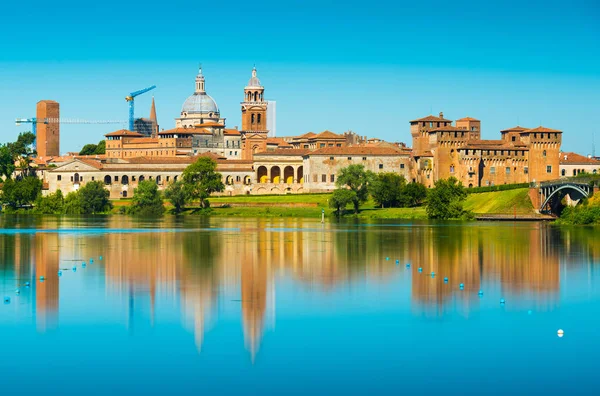 Cityscape suya yansıyan. Mantova, Lombardiya, İtalya