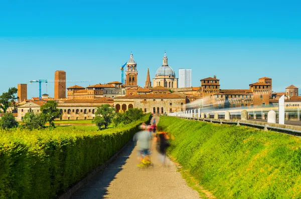 Mantova manzarası, İtalya. Eski şehir merkezine doğru yürümeye çocuklu insanlar — Stok fotoğraf