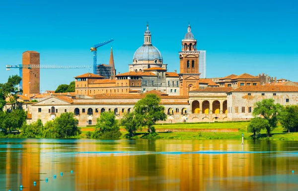 Mantova, Italië: Oude architectuur van Mantova weerspiegeld in water. UNESCO werelderfgoed. Stadsgezicht van de oude Italiaanse stad — Stockfoto