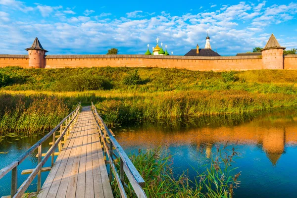 スーズダリ ロシアの黄金のリングで有名な市の街並み 川を渡る木橋 古いロシア建築 スーズダリのクレムリン — ストック写真