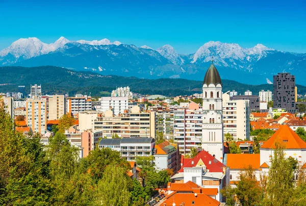 Cityscape of Ljubljana with picturesque snowy Alps in the background, Slovenia — Stock Photo, Image