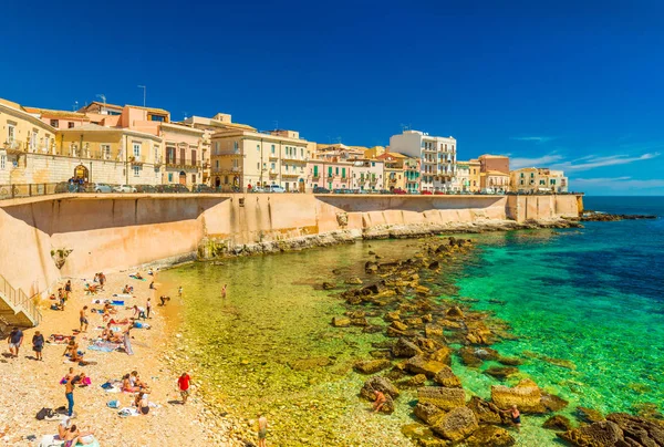 View of the city beach of Ortygia, the historical part of Syracu — Stock Photo, Image