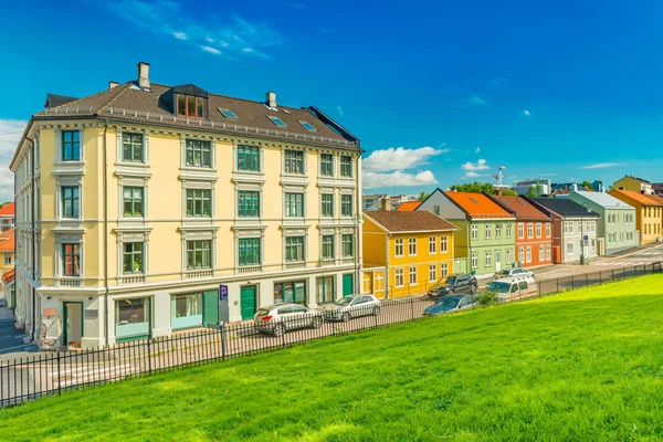 Oslo utcája a hagyományos építészettel, Norvégiával. Színes házak a kék ég a háttérben — Stock Fotó