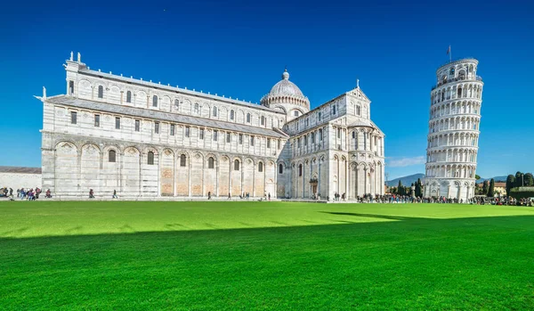 Zicht op de Scheve Toren en de Kathedraal van Pisa (Campo dei Miracoli), Toscane, Italië — Stockfoto
