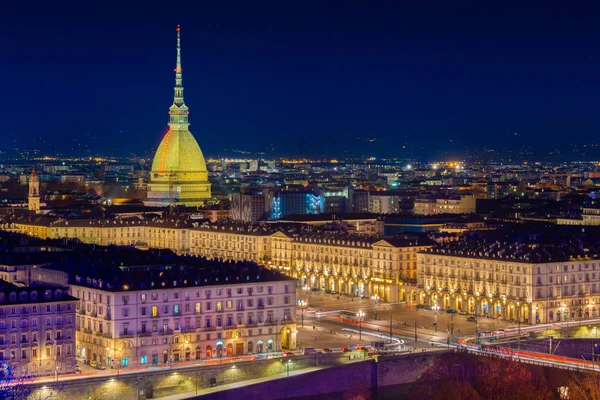 Torino, Piemonte, İtalya 'nın gece manzarası — Stok fotoğraf