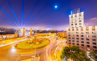 Barcelona 'nın gece panoraması, merkezi meydanın manzarası (Plaza d' Espanya), İspanya