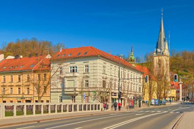 Ljubljana - Mart 2020, Slovenya: Eski tarihi binaların manzarası, St. James Köprüsü (Sentjakobski en çok) ve St. James Kilisesi