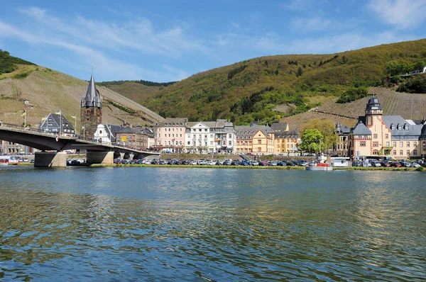 Bernkastel-Kues στο Moselle με γέφυρα — Φωτογραφία Αρχείου
