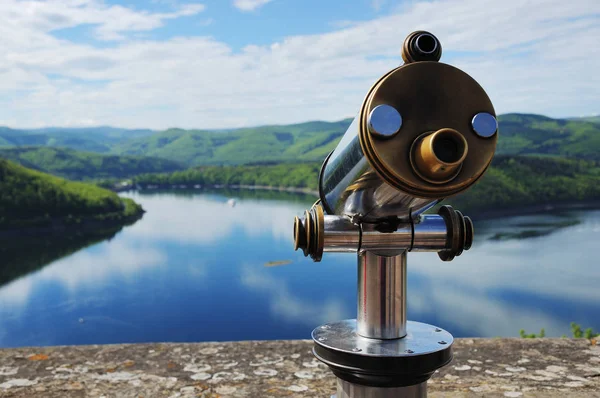 Edersee Vista do Castelo Waldeck com Telescópio Fotos De Bancos De Imagens