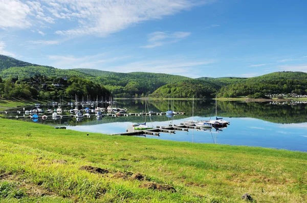 Edersee κοντά το χωριό Scheid Εικόνα Αρχείου