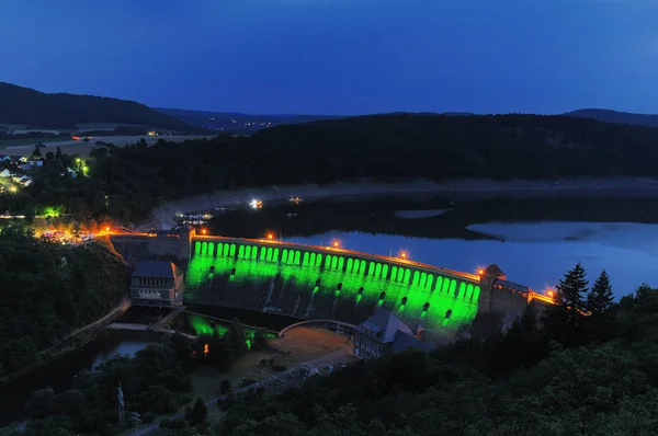 Edersee verde Iluminado Barragem no crepúsculo Imagens De Bancos De Imagens Sem Royalties