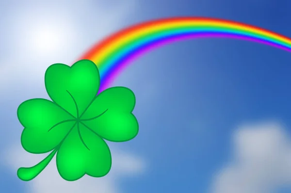 Dört yapraklı yonca ve gökyüzü arka plan gökkuşağı