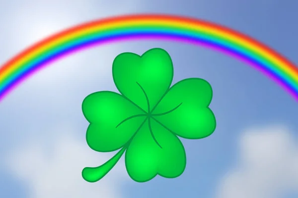 Gökkuşağı ve gökyüzü arka plan ile dört yapraklı yonca