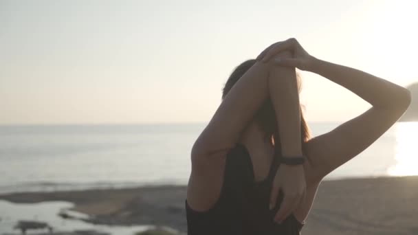 Mädchen beim Stretching bei Sonnenuntergang. Zeitlupe. — Stockvideo