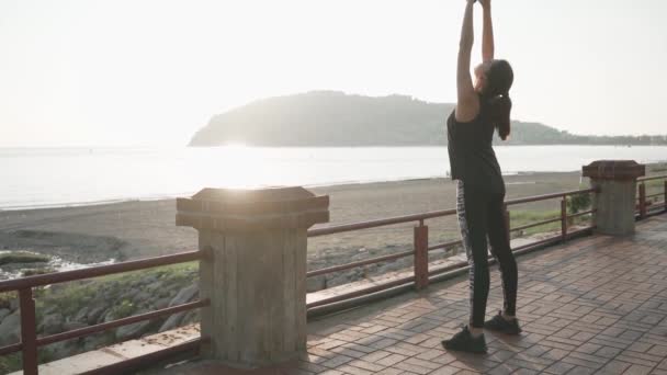 Je me réchauffe au coucher du soleil. Mouvement lent . — Video