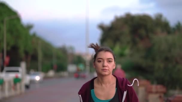 Jogging na cidade ao pôr do sol — Vídeo de Stock