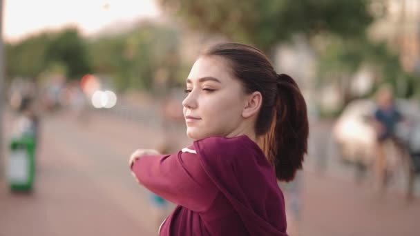 Chica estirando las manos al atardecer. Movimiento lento . — Vídeos de Stock