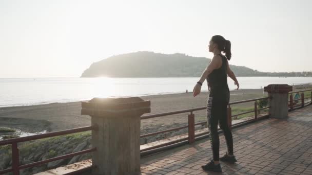 Étirement des mains avant l'entraînement. Mouvement lent . — Video