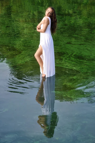 Ragazza in abito bianco sull'acqua — Foto Stock