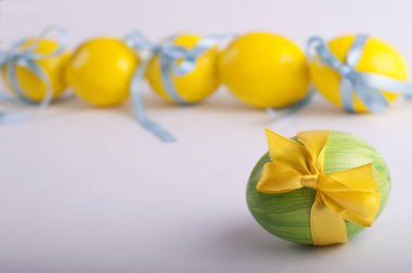 Sarı ve yeşil Paskalya yumurtaları