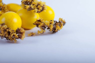 beyaz zemin üzerine çiçekli Paskalya yumurtaları