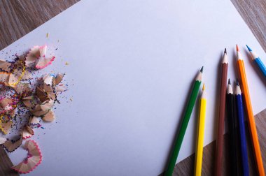 Beyaz kağıt üzerinde renkli kalemler