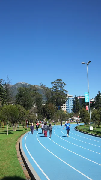 Quito, Pichincha / Ecuador - 15 oktober 2016: mensen lopen op de atletiekbaan in het La Carolina Park in het noorden van de stad van Quito — Stockfoto