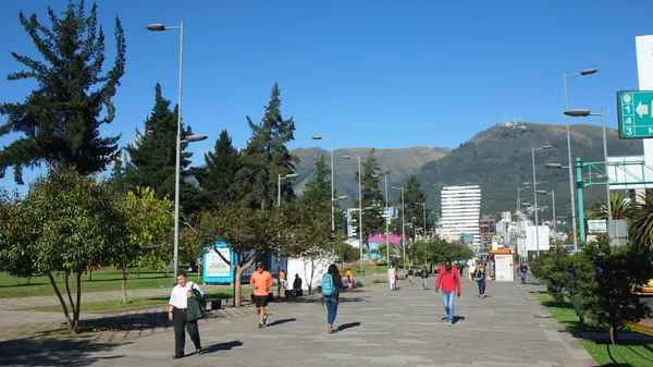 Quito, Pichincha / Equador - 15 de outubro de 2016: Pessoas caminhando na avenida Naciones Unidas localizada no norte da cidade de Quito — Fotografia de Stock