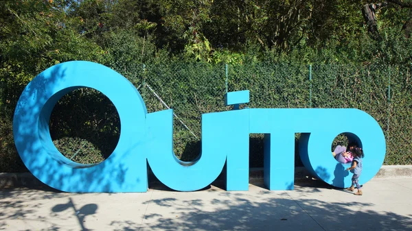 Quito, Pichincha / Ecuador - 15 de octubre de 2016: Niñas jugando en letras gigantes formando la palabra QUITO en el Parque La Carolina en el norte de la ciudad de Quito —  Fotos de Stock