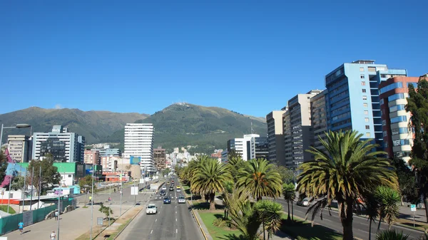 Quito, Pichincha / Equador - 15 de outubro de 2016: Vista da avenida Naciones Unidas localizada no norte da cidade de Quito — Fotografia de Stock