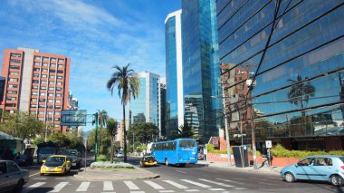Quito, Pichincha / Ekvator - 1 Kasım 2016: 12 de Octubre Avenue Quito şehir modern bir bölge faaliyete