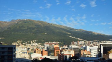 Quito, Pichincha / Ekvator - 1 Kasım 2016: arka planda Pichincha Volcano ile Quito şehir merkezi çevrenin panoramik görünümü