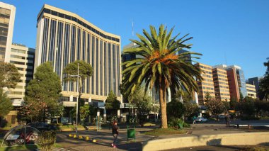 Quito, Pichincha / Ekvator - 1 Kasım 2016: Rio Amazonas Avenue Quito şehir modern bir bölge faaliyete