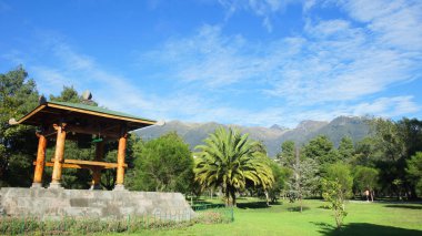 Quito, Pichincha / Ekvator - 1 Kasım 2016: modern bir bölge Quito şehir La Carolina Park arka planda Pichincha yanardağ ile Japon İnşaat